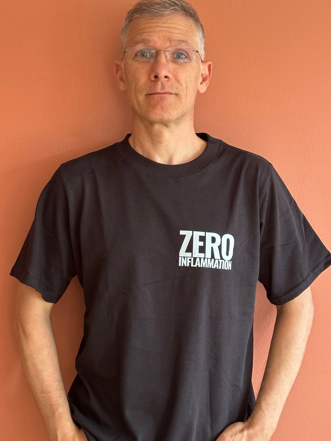 Edy con camiseta de ZeroInflammations